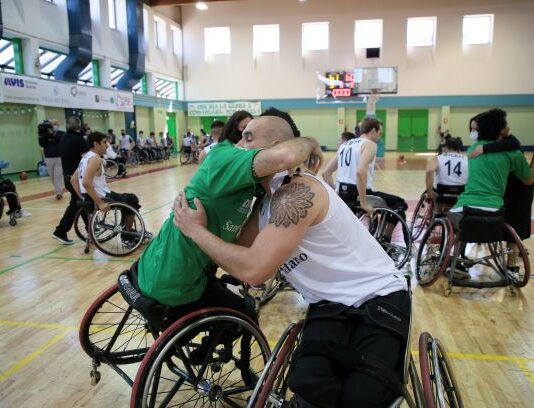 Basket “su due ruote”: la vittoria al fotofinish e l’abbraccio tra i giocatori del Santo Stefano