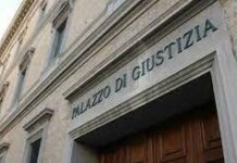 Video e foto di nascosto in casa a due minori, rischia il processo