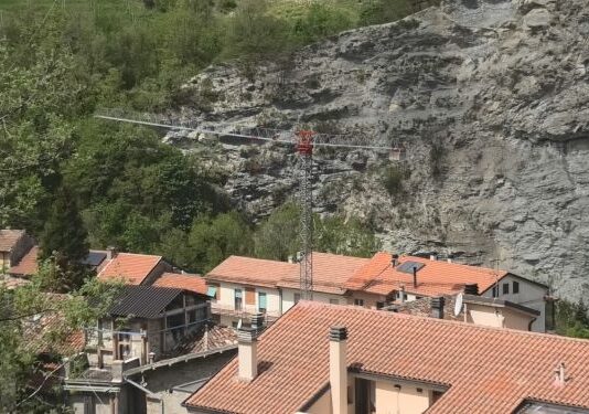 Il cielo tagliato dalle gru e la nuova palestra per i ragazzi: i segnali di rinascita post sisma ad Acquasanta Terme – VIDEO