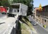 Camion in bilico: momenti da brividi a Macerata