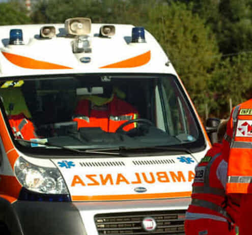 Bimba in arresto cardiaco, salvata da cardiologo sulla spiaggia