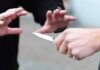 Coltelli e minacce per interrompere il fidanzamento della figlia: coppia condannata Coltelli e minacce per interrompere il fidanzamento della figlia: coppia condannata