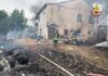 Incendio nel fienili: Vigili del fuoco da ore a lavoro a Jesi