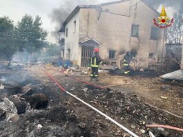 Incendio nel fienili: Vigili del fuoco da ore a lavoro a Jesi