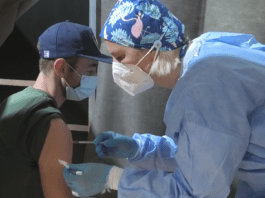 I dati: con Omicron i vaccinati si contagiano come i no vax ma si ammalano molto meno
