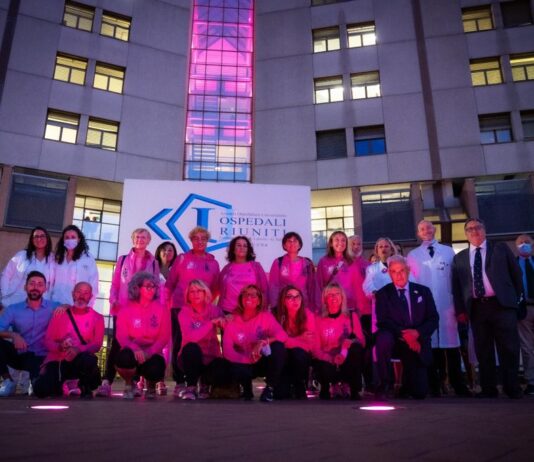 Ancona. L’ospedale di Torrette illuminato di rosa per la prevenzione