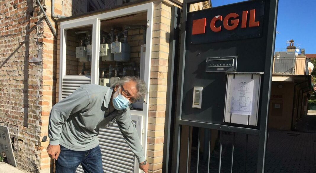 Molotov lasciata davanti alla sede Cgil di Jesi. Un passante si accorge e salva i dipendenti dal pericolo
