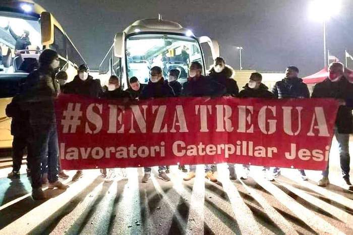 Caterpillar: decine di operai tra Roma e presidio nello stabilimento di Jesi Caterpillar: decine di operai tra Roma e presidio nello stabilimento di Jesi