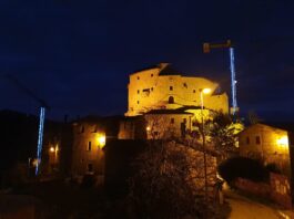 Gru della ricostruzione post sisma illuminate ad Acquasanta Terme, il sindaco: “Che sia di buon auspicio per tutto il cratere”