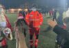 Giovane Ancona, entra… Babbo Natale (della Croce Gialla). Festa in mezzo al campo con Mons. Spina Giovane Ancona, entra… Babbo Natale (della Croce Gialla). Festa in mezzo al campo con Mons. Spina. Maurizio Socci