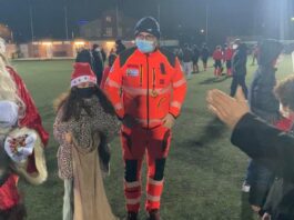 Giovane Ancona, entra… Babbo Natale (della Croce Gialla). Festa in mezzo al campo con Mons. Spina Giovane Ancona, entra… Babbo Natale (della Croce Gialla). Festa in mezzo al campo con Mons. Spina. Maurizio Socci