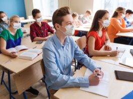 Marche, si torna a scuola il 7, con tante incognite: alcuni Comuni posticipano al 10; attese a ore le nuove regole sulla quarantena Covid a scuola: calano ancora le classi in Dad e in quarantena