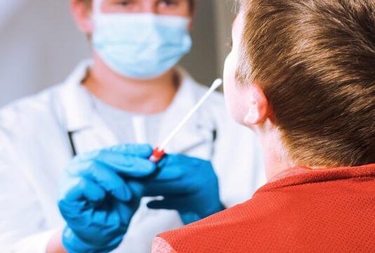 Covid nelle Marche: continua la discesa dei casi, ma resta l’obbligo di mascherine per i lavoratori del privato Covid nelle Marche: scende ancora il numero dei ricoverati negli ospedali. Gli ultimi dati