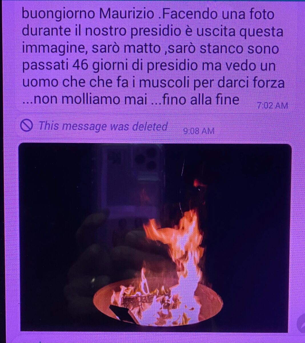 Caterpillar: "Pronti a una nuova mobilitazione". La foto di un lavoratore al falò: "Sembra un uomo che mostra forza"