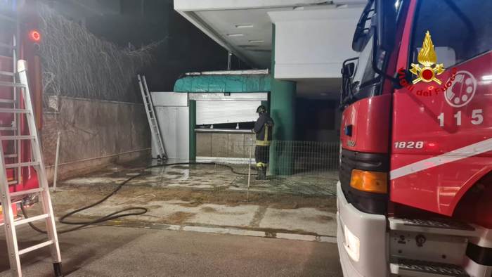 Senigallia: a fuoco un bar vicino ad un albergo. Non ci sono feriti Senigallia: a fuoco un bar vicino ad un albergo. Non ci sono feriti