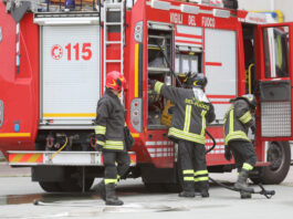 Incendio in una palazzina, vigili del fuoco al lavoro