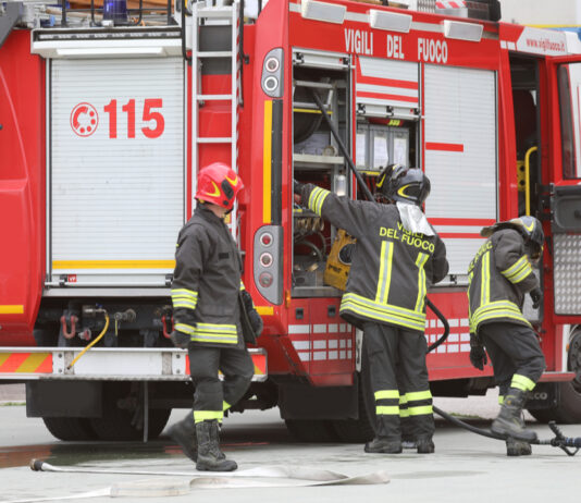 Fiamme in un magazzino a Osimo, due persone in ospedale per ustioni