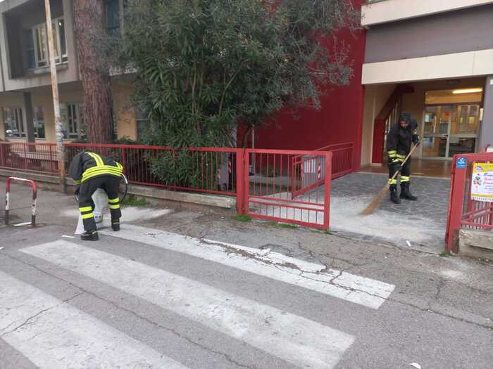 Due bottiglie di acido esplodono davanti a una scuola di Pesaro: è giallo Due bottiglie di acido esplodono davanti a una scuola di Pesaro: è giallo
