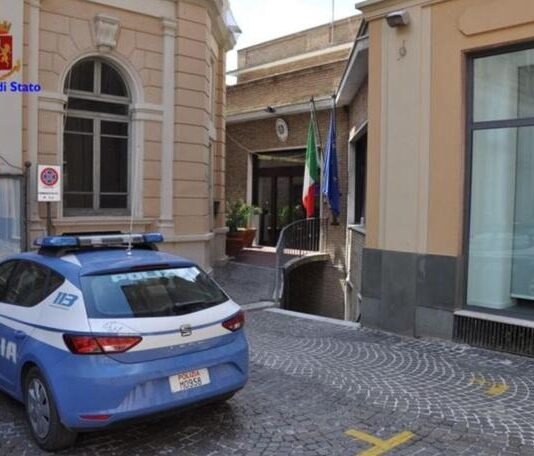 Rifiuta di mostrare il Green Pass e non vuole andarsene: code e disagi alle Poste Rifiuta di mostrare il Green Pass e non vuole andarsene: code e disagi alle Poste