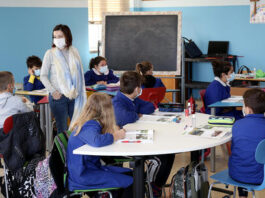Covid nelle Marche: 3 mila nuovi positivi, incidenza ancora in (lieve) calo. La fascia 45-59 anni la più colpita, crollo dei contagi tra compagni di scuola Covid nelle Marche: 3 mila nuovi positivi, incidenza ancora in (lieve) calo. La fascia 45-59 anni la più colpita, crollo dei contagi tra compagni di scuola