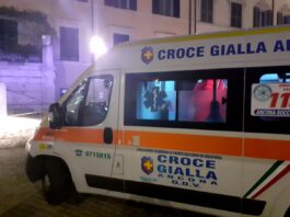 Bimbo di un anno ustionato dall’acqua bollente, è grave Ancona, shock nella notte in Piazza del Papa: "Un ragazzino mi ha preso a bottigliate in testa senza motivo". Interviene la Croce Gialla