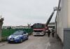 Vola dal tetto: grave incidente sul lavoro