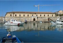 Uomo disperso in mare, trovata una pinna