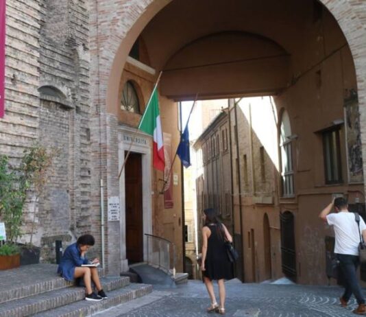 A Macerata studenti interrompono incontro, stop ad accordi Unimc-Israele Regolamento Europeo sull'Intelligenza Artificiale: Convegno di livello nazionale giovedì all'Università di Macerata