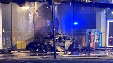 Rogo nella notte a Jesi: auto a fuoco distrugge parzialmente la facciata del Globo. Un arresto