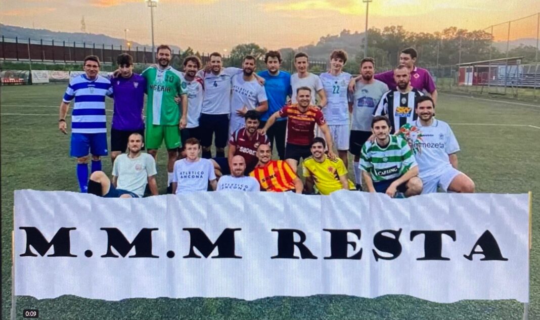 Altro che Champions: il vero trofeo è conquistare i tuoi ragazzi. L'appello (con video virale) dei giocatori dell'Atletico Ancona: "Mister Micucci, resta con noi!" Altro che Champions: il vero trofeo è conquistare i tuoi ragazzi. L'appello (con video virale) dei giocatori dell'Atletico Ancona: "Mister Micucci, resta con noi!"