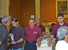Suicidio assistito: fiori giallorossi e musica dei Metallica per l’addio a Fabio Suicidio assistito: fiori giallorossi e musica dei Metallica per l'addio a Fabio