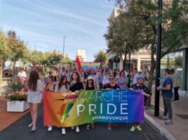 Oltre 2 mila persone a Pesaro per il Marche Pride. Con loro sfila anche il Sindaco Ricci Oltre 2 mila persone a Pesaro per il Marche Pride. Con loro sfila anche il Sindaco Ricci