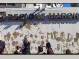Friday for Future, sede della Regione imbrattata con il fango dell’alluvione di Senigallia