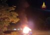 Tre cassonetti e un’auto in fiamme a Pesaro, indagini in corso. Spunta una banda di giovanissimi Tre cassonetti e un'auto in fiamme a Pesaro, indagini in corso. Spunta una banda di giovanissimi