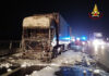 Tir inghiottito dalle fiamme, miracolosamente salvo il camionista e le auto che sopraggiungevano Tir inghiottito dalle fiamme, miracolosamente salvo il camionista