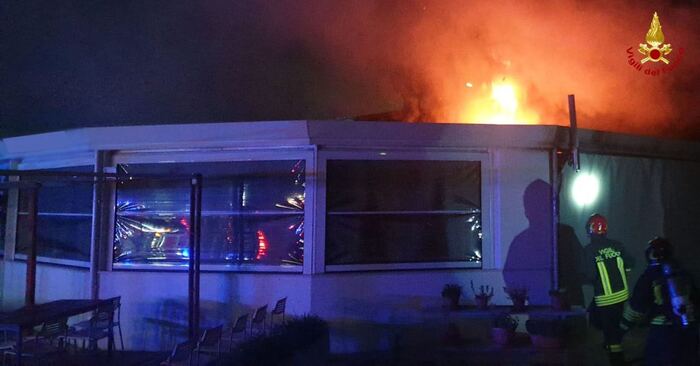 La cucina del ristorante rasa al suolo dalle fiamme. Indagini in corso a Tavullia La cucina del ristorante rasa al suolo dalle fiamme. Indagini in corso a Tavullia