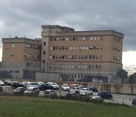 Un detenuto aggredisce un agente con calci e pugni