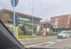 Passeggia nudo per strada a Falconara, fermato un 30enne