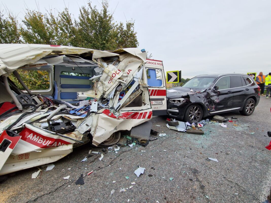 ambulanza sventrata