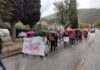 Serra San Quirico: “Un Paese senza scuola si spegne”. Manifestazione dei genitori tra pioggia e rabbia. Le immagini Serra San Quirico: "Un Paese senza scuola si spegne". Manifestazione dei genitori tra pioggia e rabbia. Le immagini