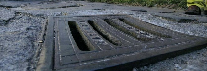 Cade in tombino, resta incastrato e muore annegato Cade in tombino, resta incastrato e muore annegato