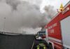 Pollenza. Incendio alla Rimel, fiamme “sotto controllo”. Si torna a scuola nei 6 comuni interessati. Via le mascherine ma animali al chiuso e niente ortaggi Pollenza. Incendio alla Rimel, fiamme "sotto controllo". Si torna a scuola nei 6 comuni interessati. Via le mascherine ma animali al chiuso e niente ortaggi