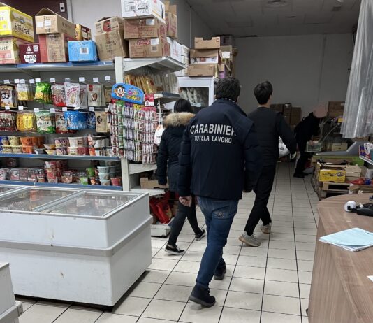 Macerata. Lavoro nero, alimenti non tracciati e una sfilza di irregolarità: sospeso un ristorante-market cinese