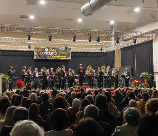 L’omaggio di Castelraimondo a Morricone: gran successo per il Concerto di Capodanno del Corpo Bandistico Bottacchiari. Standing Ovation per il Maestro Feliciani Concerto capodanno predentatore maurizio socci castelraimondo lanciano forum renzo marinelli
