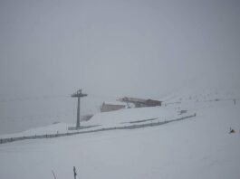 Neve sulle Marche. Bufera a Frontignano chiuse le piste. Si scia a Bolognola e Sarnano. Imbiancati Catria e Nerone.