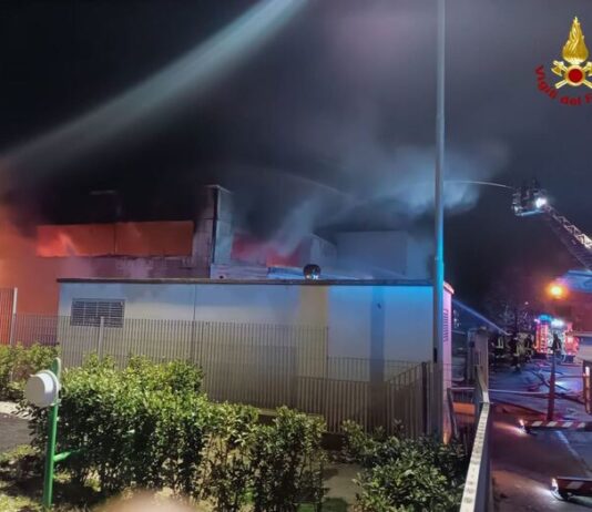 Rogo a Fermo: al lavoro 30 vigili del Fuoco per domare l’incendio in un’azienda. Il Sindaco: “Finestre chiuse per precauzione” Rogo a Fermo: al lavoro 30 vigili del Fuoco per domare l'incendio in un'azienda. Il Sindaco: "Finestre chiuse per precauzione"