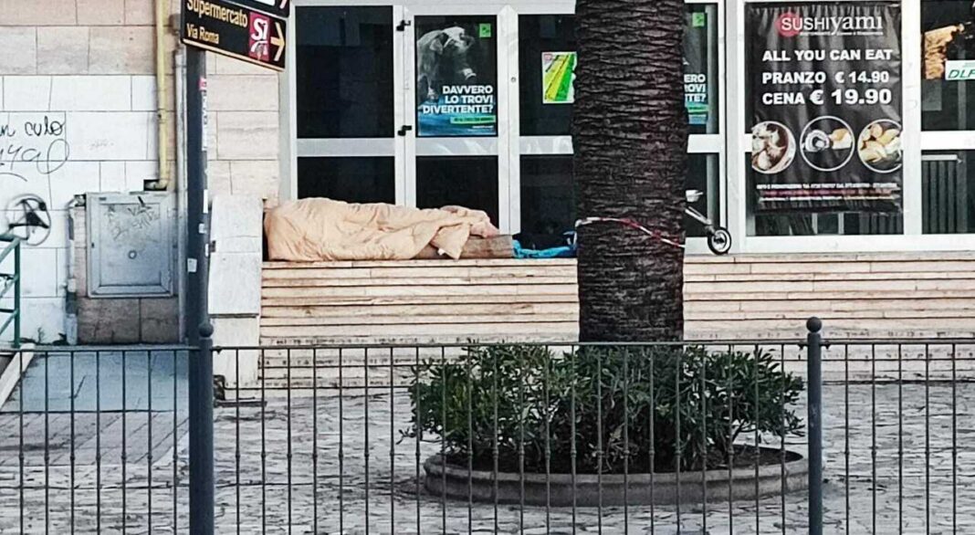 Tragedia della solitudine a San Benedetto. 45enne trovato morto in un parco. A scoprirlo un uomo a spasso col cane