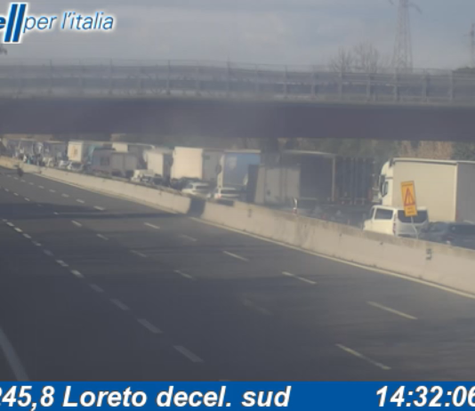 Scontro tra camion e autobus in A14. Un morto. Autostrada chiusa