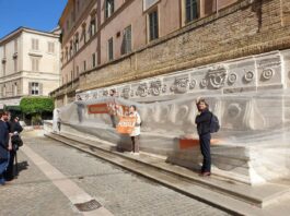 Ancona. Attivisti di Ultima Generazione coprono la fontana delle ’13 Cannelle’