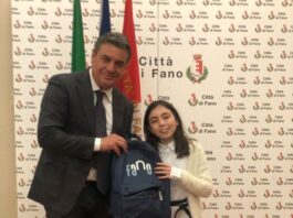 A 10 anni pulisce le spiagge di Fano, il Sindaco premia la piccola Azzurra. “Ambasciatrice di tutela ambientale” A 10 anni pulisce le spiagge di Fano, il Sindaco premia la piccola Azzurra. "Ambasciatrice di tutela ambientale"